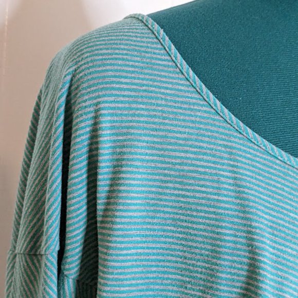 BCBGeneration Oversized Asymmetrical Stripes Long Sleeve Top. Size XS/S. - Picture 3 of 13